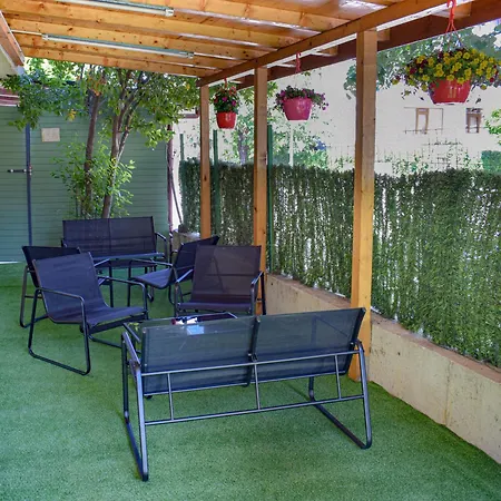 Family Friends Konukevi 4*