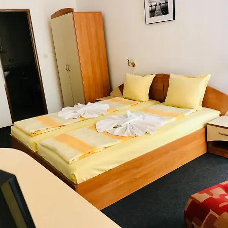 Family Friends Konukevi 4*